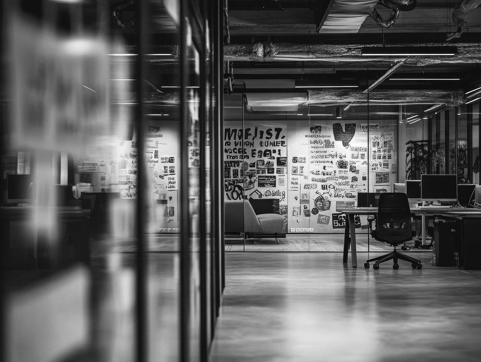 Estudio de diseño con muro de bocetos y escritorios
